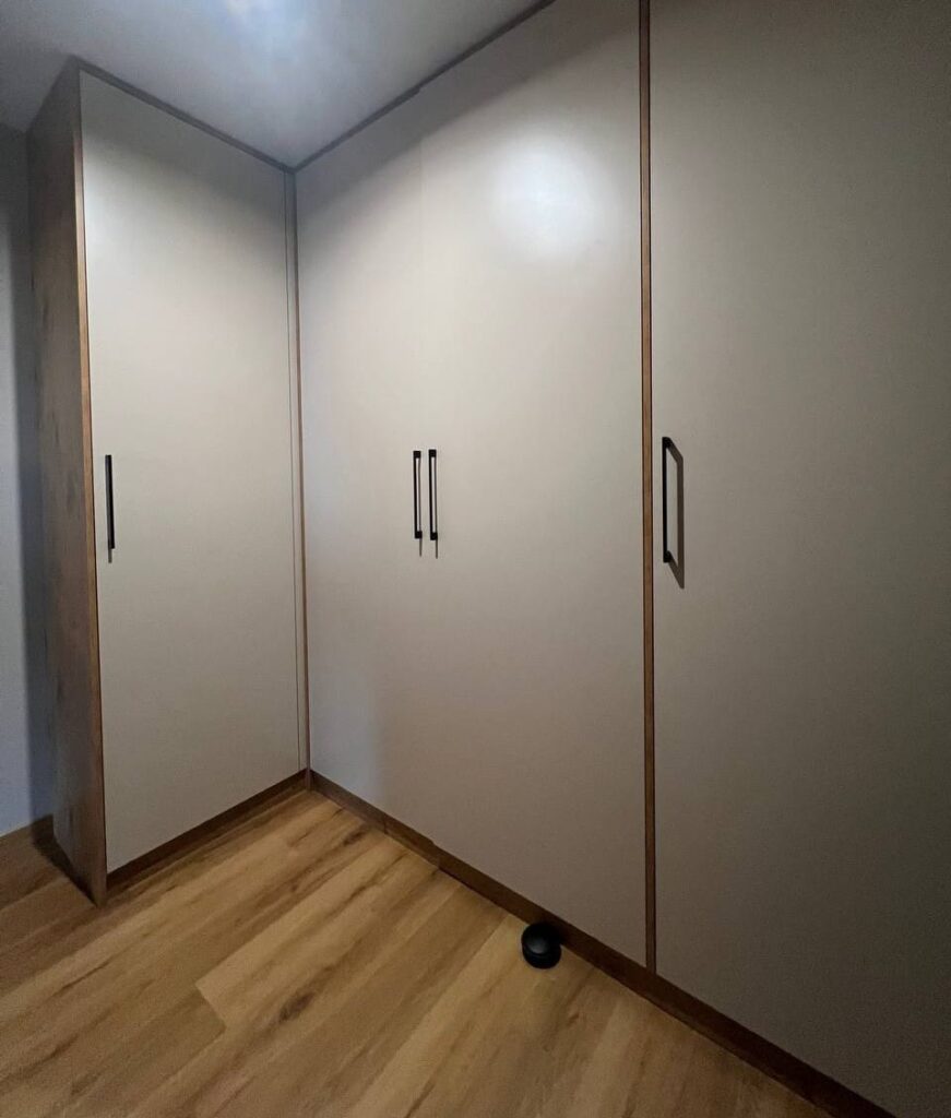 Zabudowa Szafy na wymiar Wrocław w narożniku pomieszczenia do wysokości sufitu