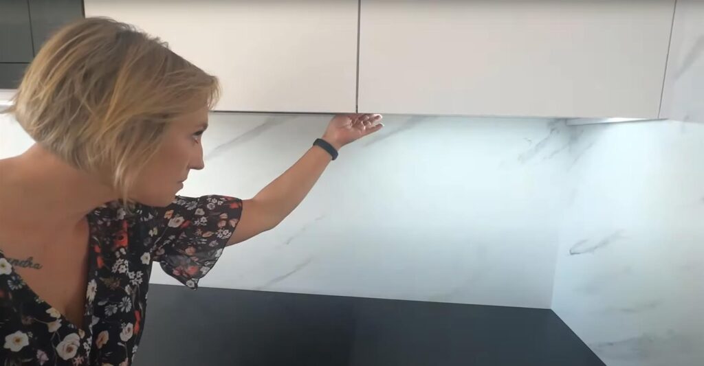 Biała kuchnia z czarnym blatem włącznik LED